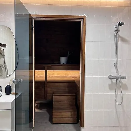 With Sauna & Jacuzzi & Cold Water Tub Lägenhet